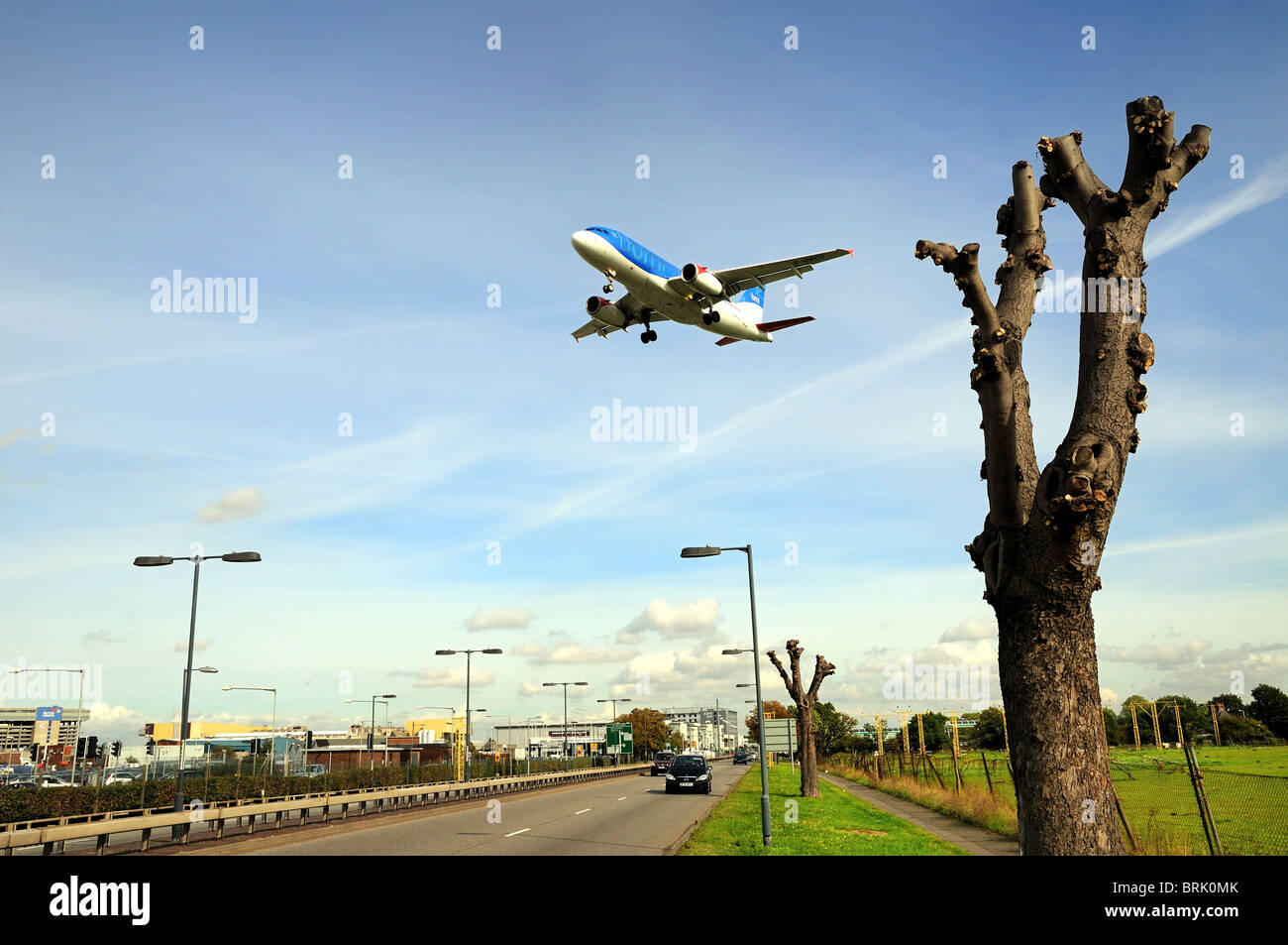 Le vol à basse altitude d'avions de transport de passagers à l'atterrissage à l'aéroport de Heathrow, Londres Banque D'Images