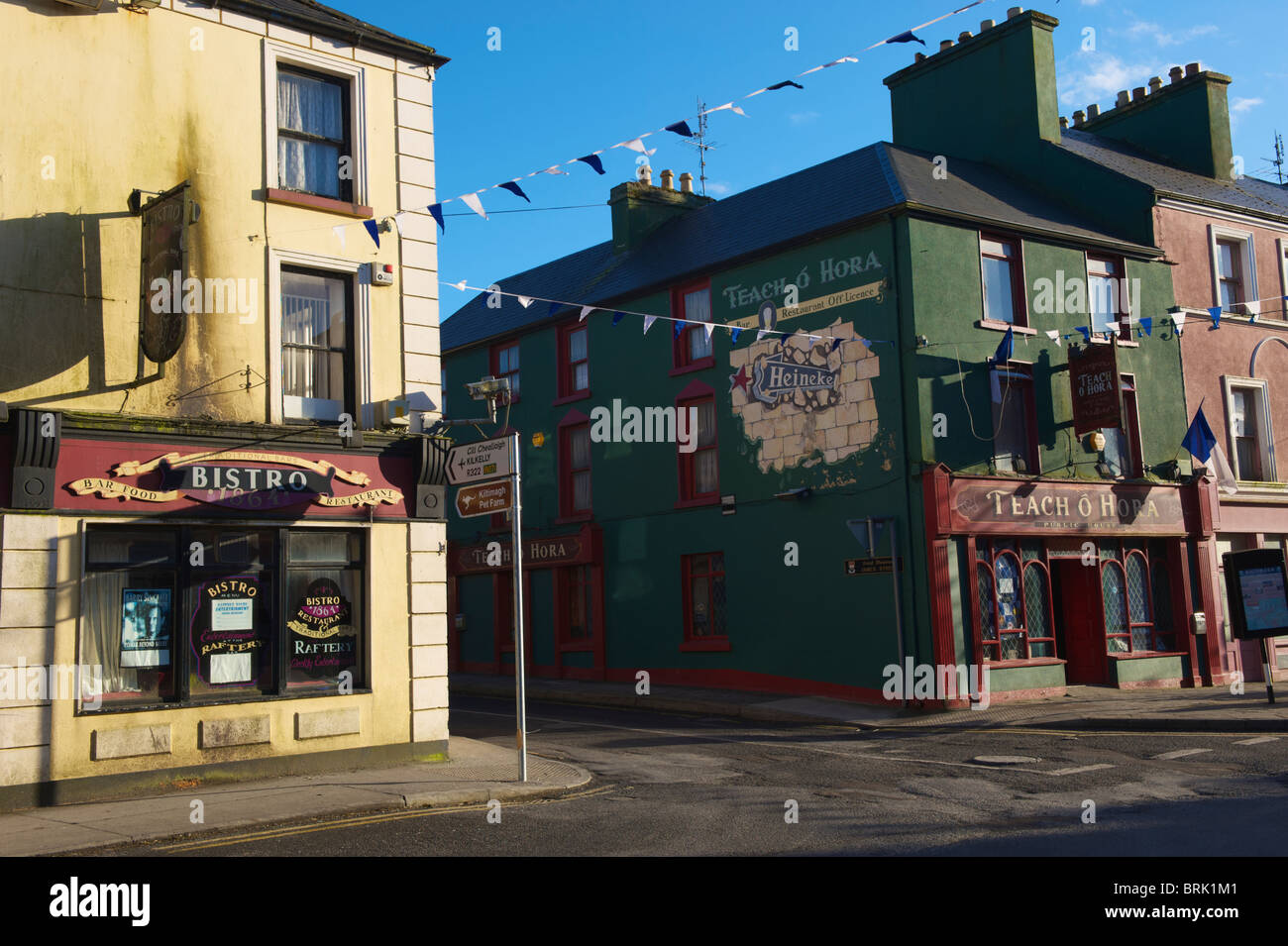 Shop fronts sur la rue Main, Kiltimagh, Comté de Mayo, Irlande Banque D'Images