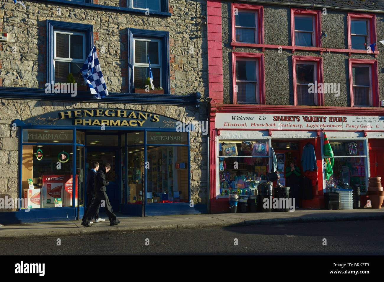 Shop fronts sur la rue Main, Kiltimagh, Comté de Mayo, Irlande Banque D'Images