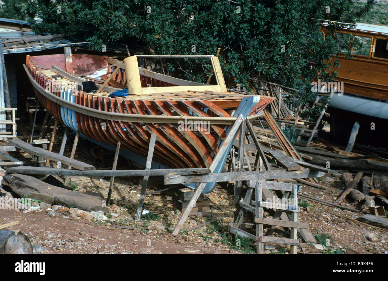 Squelette de coque ou cadre de bateau en bois ou Gullet en construction dans un bâtiment traditionnel de bateau ou de bateau, Bodrum, Turquie Banque D'Images