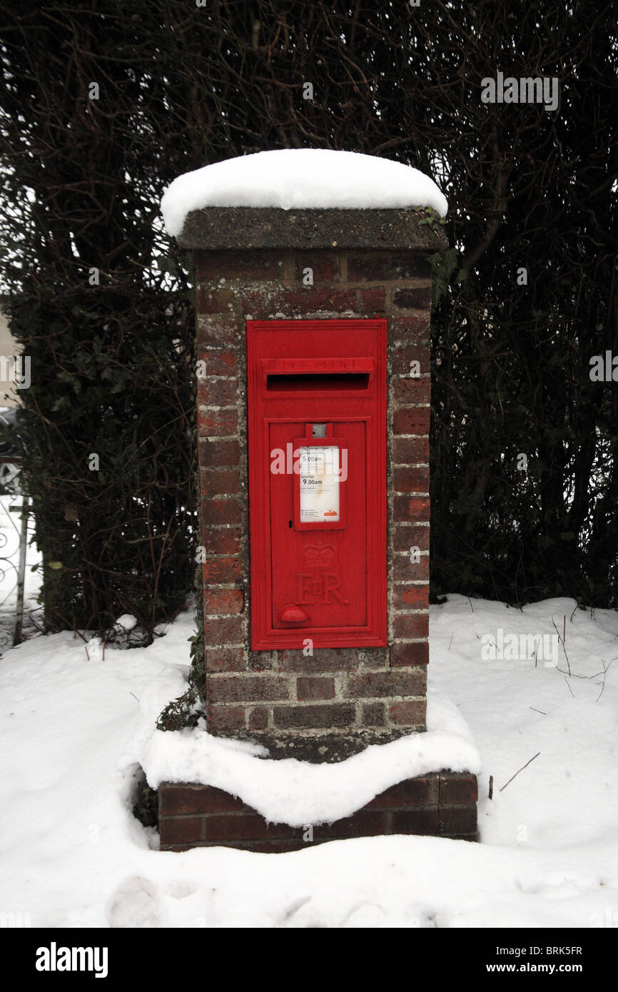 Bureau de poste britannique postbox couvertes de neige Banque D'Images