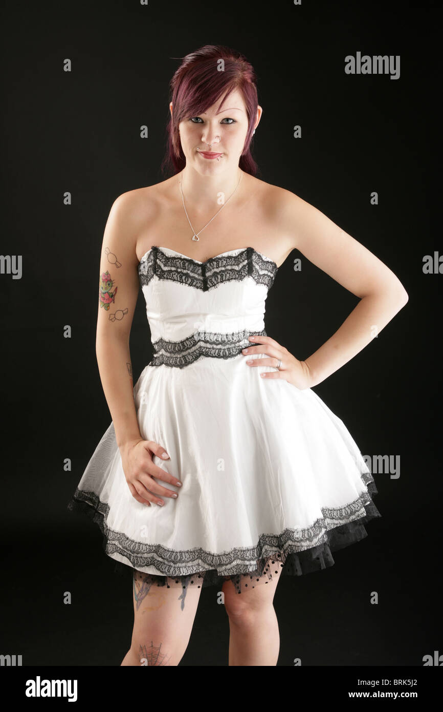 Jolie fille punk à l'article portant une robe blanche. Banque D'Images