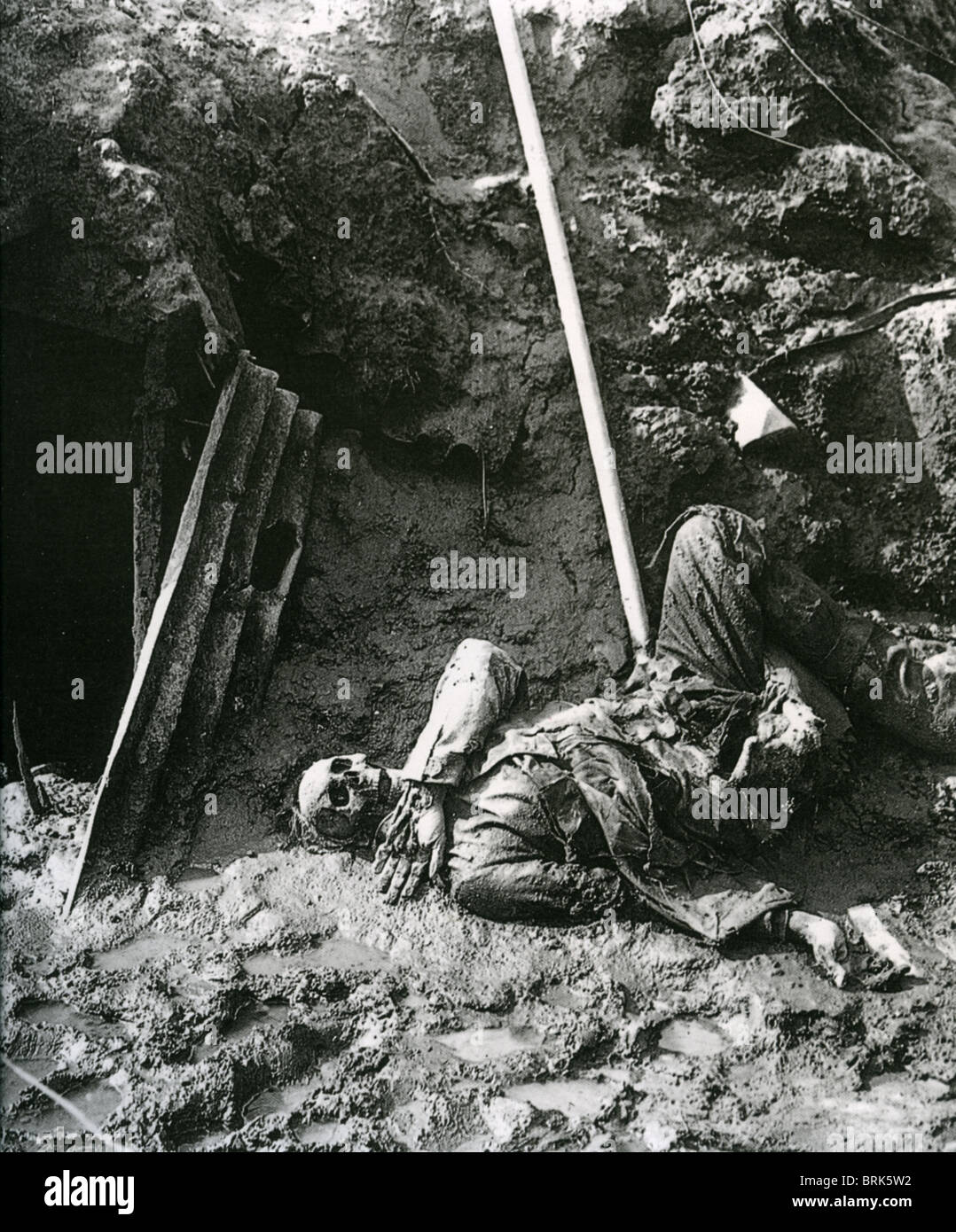Première Guerre mondiale cadavre allemand en pirogue à Beaumont-Hamel, Flandre, Belgique, novembre 1916 Banque D'Images