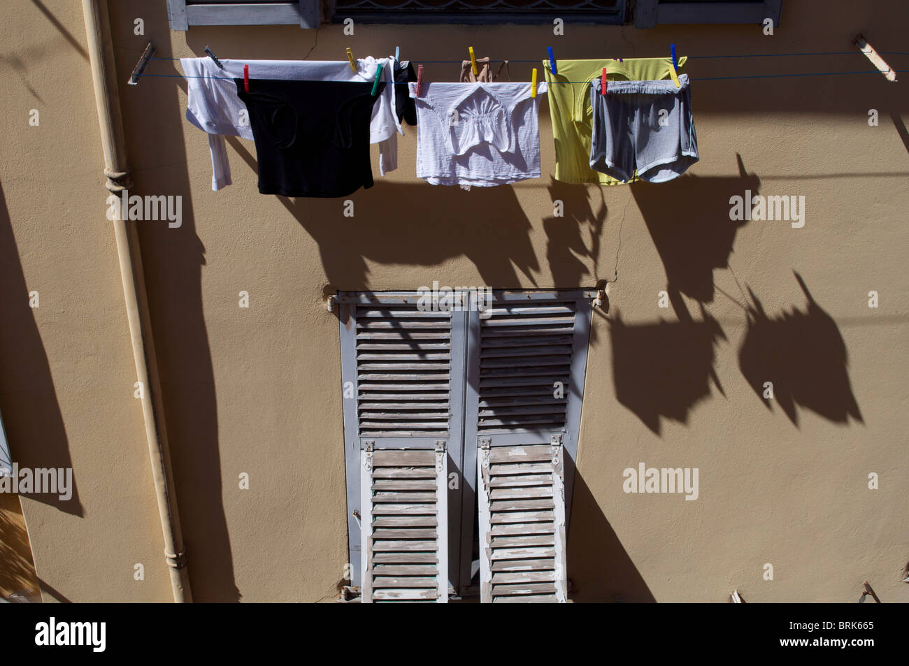 Lave-accroché à l'extérieur d'un bâtiment dans le sud de la France Banque D'Images Lave-accroché à l'extérieur d'un bâtiment dans le sud de la France Banque D'Images