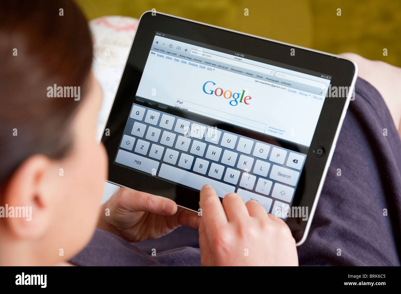 Recherche Femme à l'aide d'internet Moteur de recherche Google sur un ordinateur tablette iPad Banque D'Images
