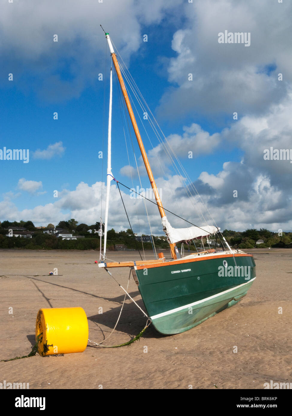 Le bateau à crevettes cornouailles amarré sur la plage de Rock, Cornwall, Angleterre Banque D'Images