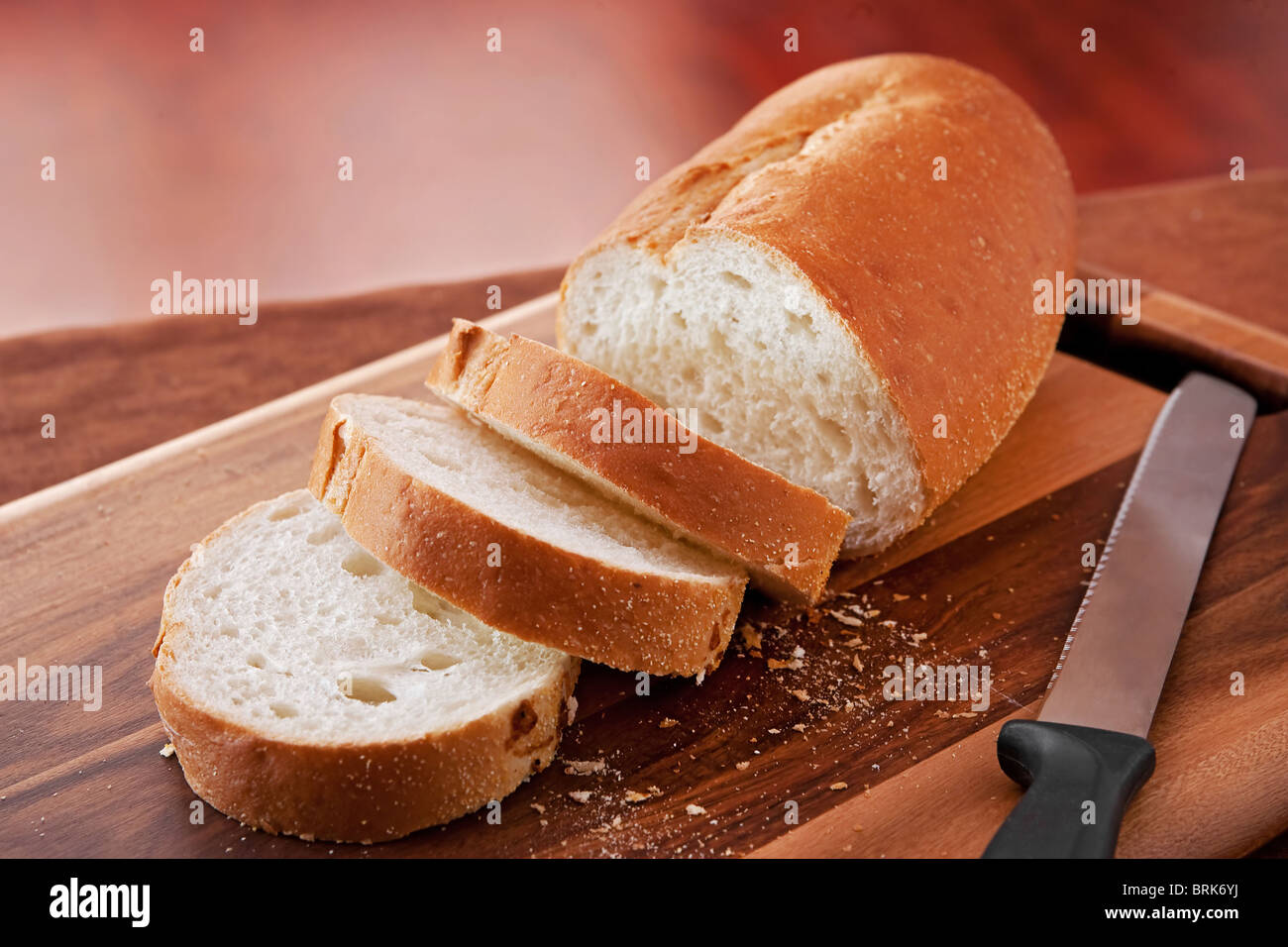 Tranche épaisse de pain de pain italien sur une planche à découper. libre de format horizontal. Banque D'Images