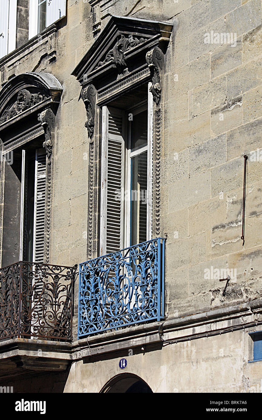 Deux fenêtres au premier étage de la maison dans la rue du Mirail, Bordeaux, Sud Ouest de la France Banque D'Images