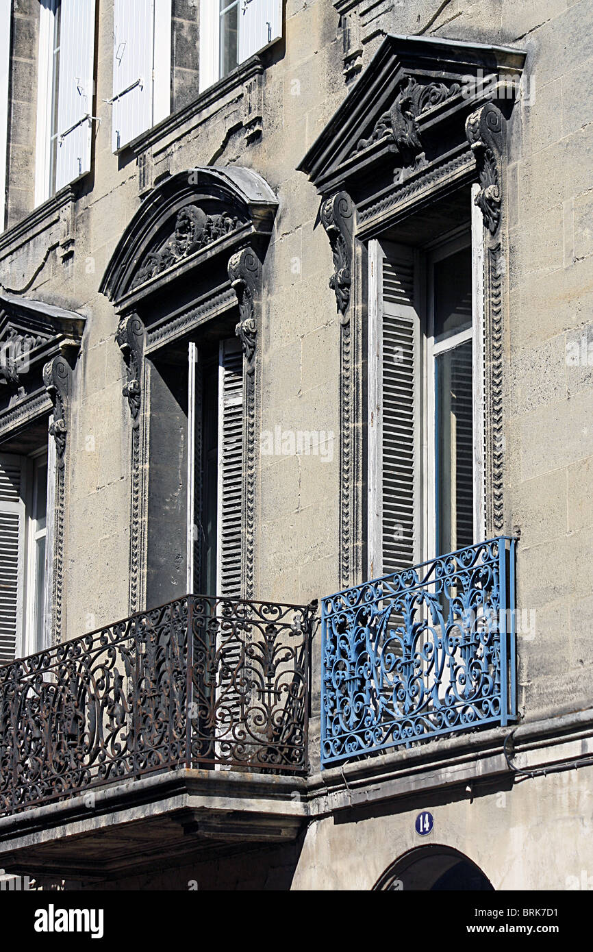 Deux fenêtres au premier étage de la maison dans la rue du Mirail, Bordeaux, Sud Ouest de la France Banque D'Images