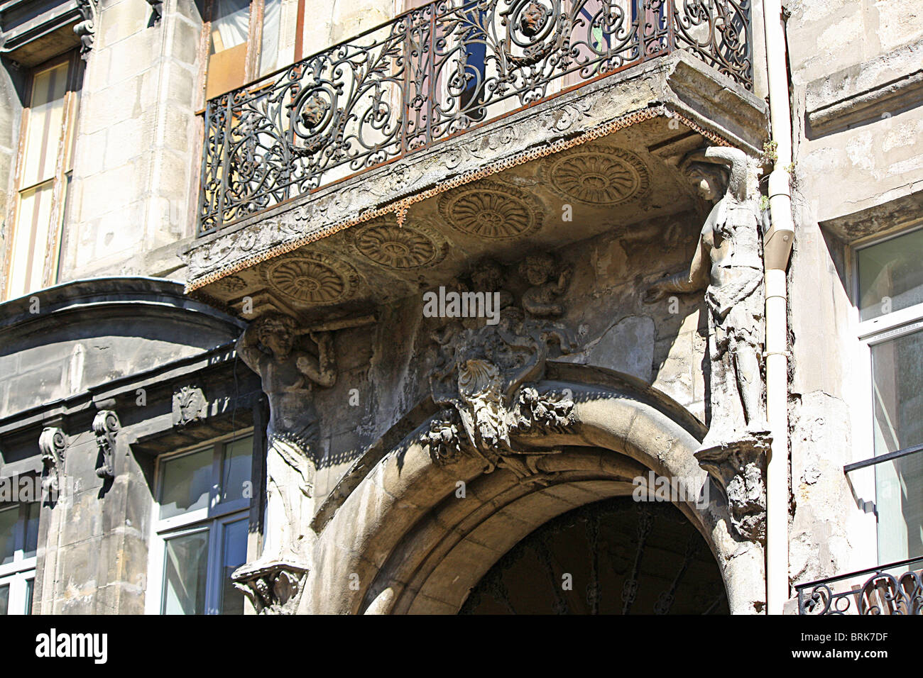 Bordeaux, Sud Ouest de la France, balcon au-dessus de l'entrée du chariot maison dans la rue du Mirail Banque D'Images