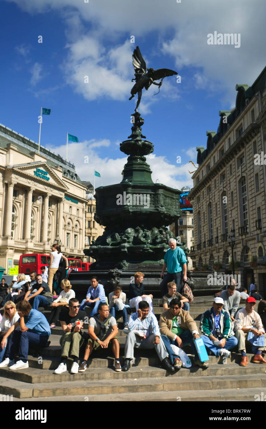 Les foules se rassemblent autour de la staue de l'Éros, Piccadilly Circus, Londres Banque D'Images