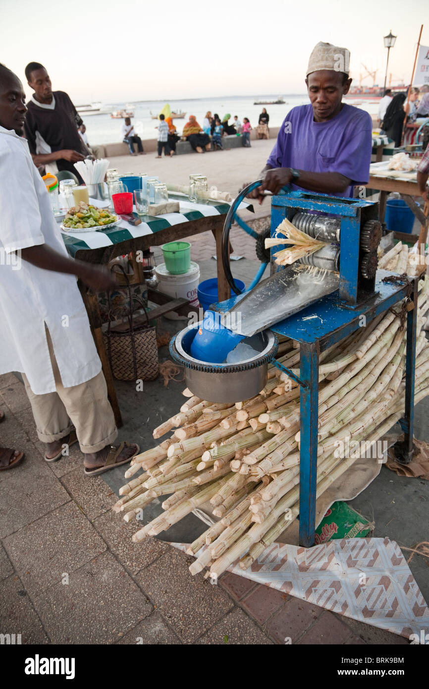 Forodhani Gardens, Stone Town, Zanzibar. Presser pour faire du jus de canne à sucre. Banque D'Images