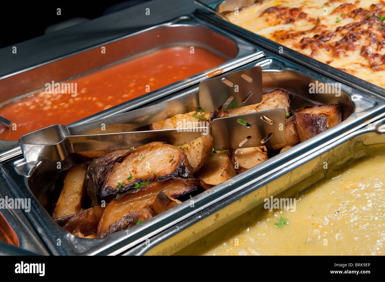 Pommes de terre rôties dans un plateau de service dans une cantine. Banque D'Images