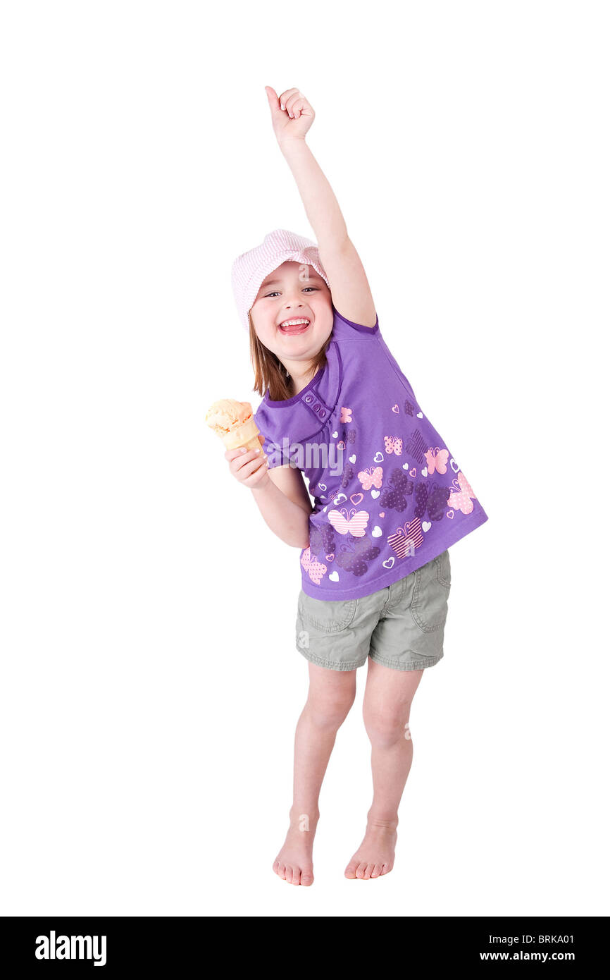 Une jeune fille très heureuse de célébrer l'enfant avec elle jusqu'à bras et la crème glacée smiling heureusement Banque D'Images