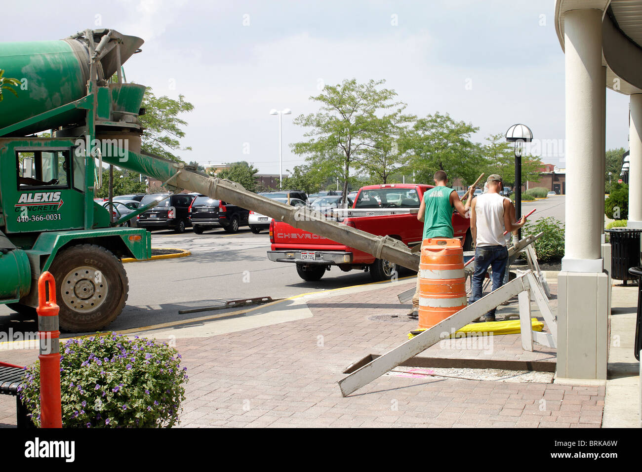 L'équipe de travail fixant ciment à Crocker Park Outlet Mall - metro Cleveland Ohio Banque D'Images