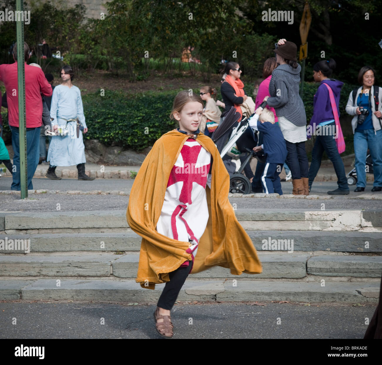 Les visiteurs en costume d'assister à la 26e Fête médiévale à Fort Tryon Park à New York Banque D'Images