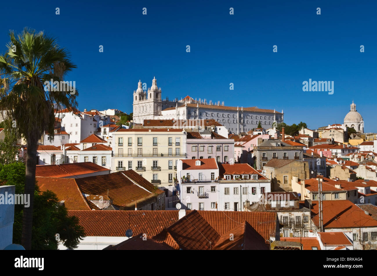 Vue sur l'Alfama à São Vicente de Fora eglise et église Santa Engracia Lisbonne Portugal Banque D'Images