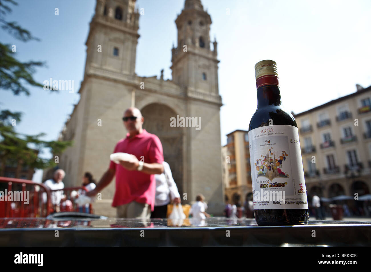 22 Sep 2010 l'homme et la bouteille de vin au cours de la cathédrale de San Mateo Festival, célébration de la récolte de La Rioja, Logroño, La Rioja, Espagne Banque D'Images
