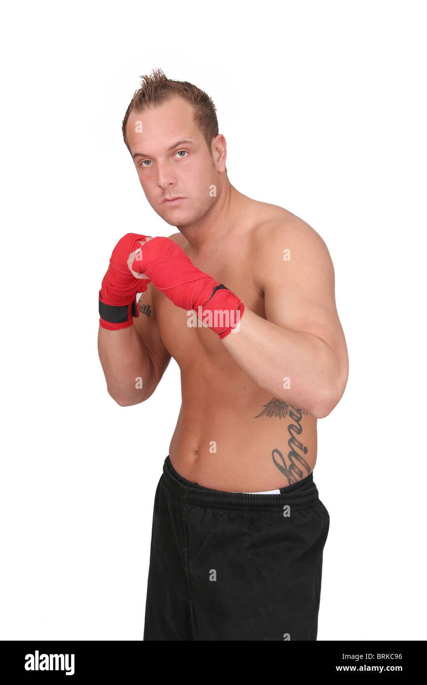 L'un fit man boxe avec des gants rouge portrait demi-longueur isolated over white Banque D'Images