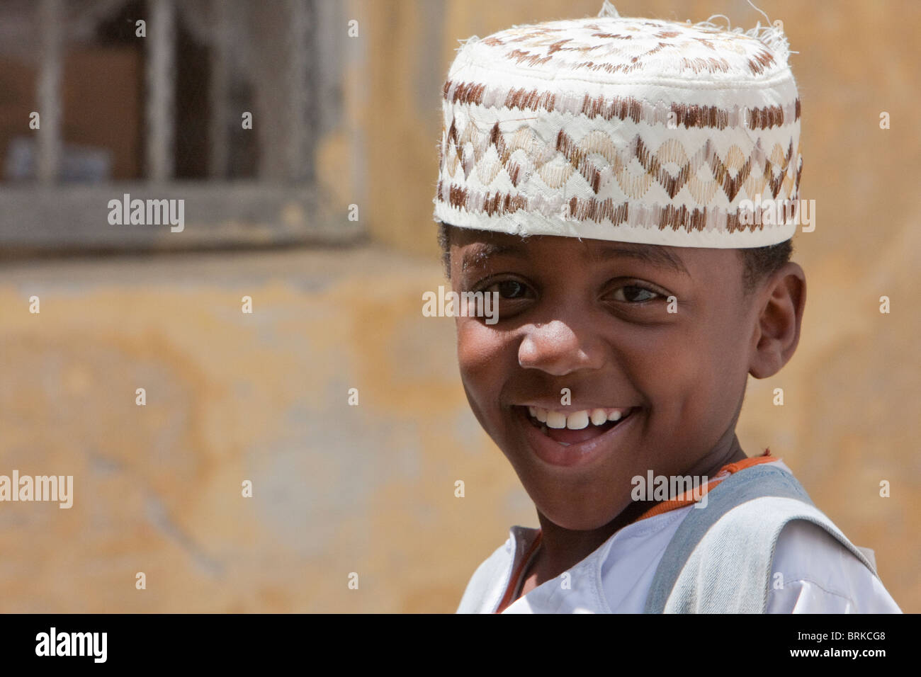 Zanzibar, Tanzanie. Jeune garçon portant un chapeau traditionnel, un Kofia, à Stone Town. Banque D'Images