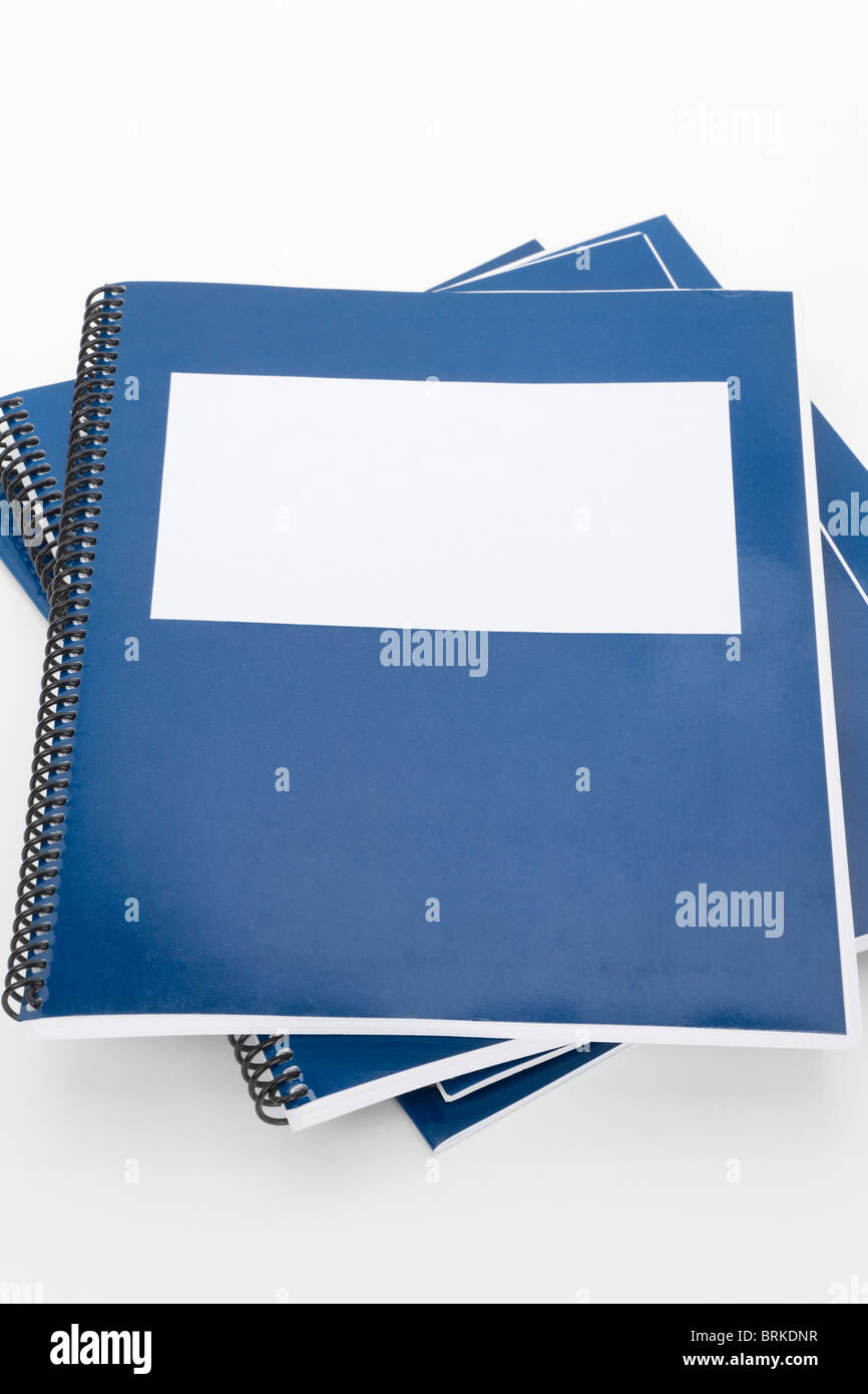 Manuel de l'école bleue, ordinateur portable ou manuel avec fond blanc Banque D'Images