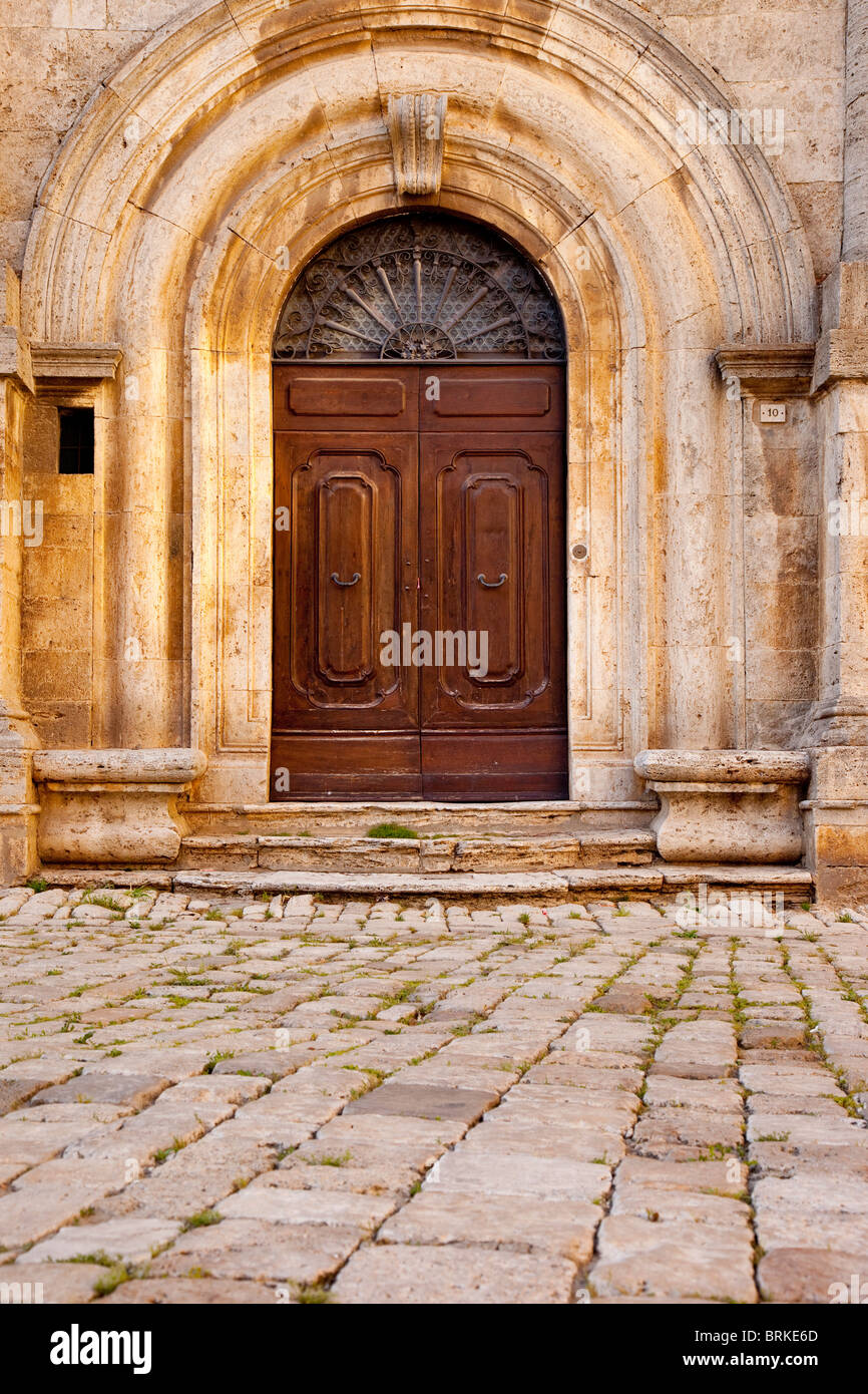 Pavés menant à la porte avant de la construction communautaire sur la Piazza Grande, Montepulciano Toscane Italie Banque D'Images