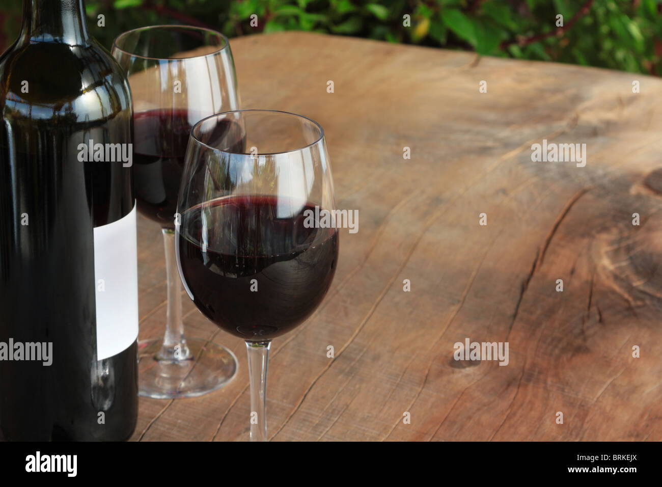 & Verres bouteille de vin rouge sur la table en bois en plein air Banque D'Images