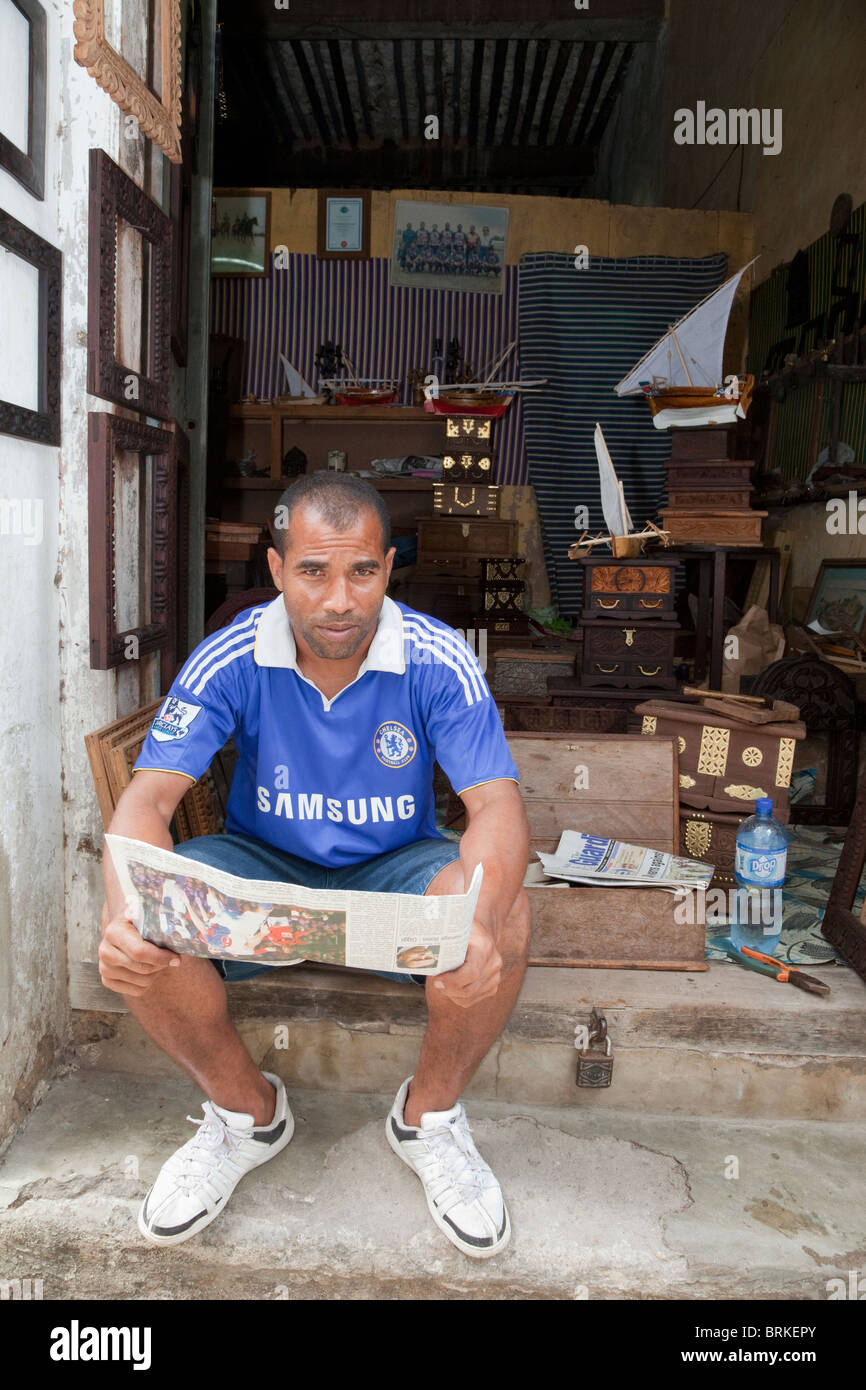 Zanzibar, Tanzanie. Vendeur de souvenirs, Stone Town. Banque D'Images