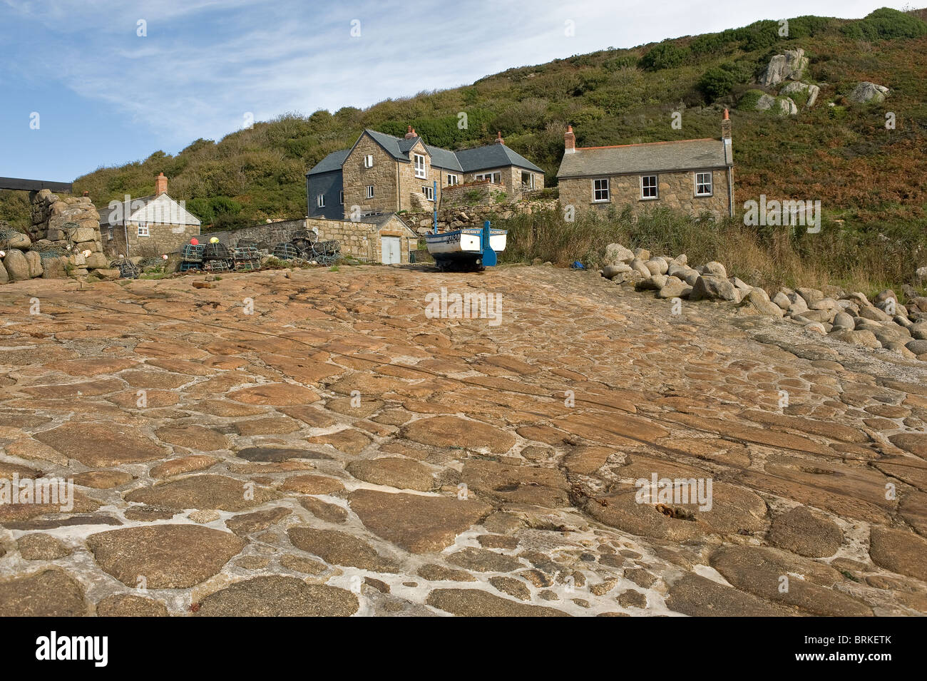 Un petit bateau de pêche en haut de la cale historique dans Penberth Cove à Cornwall. Banque D'Images