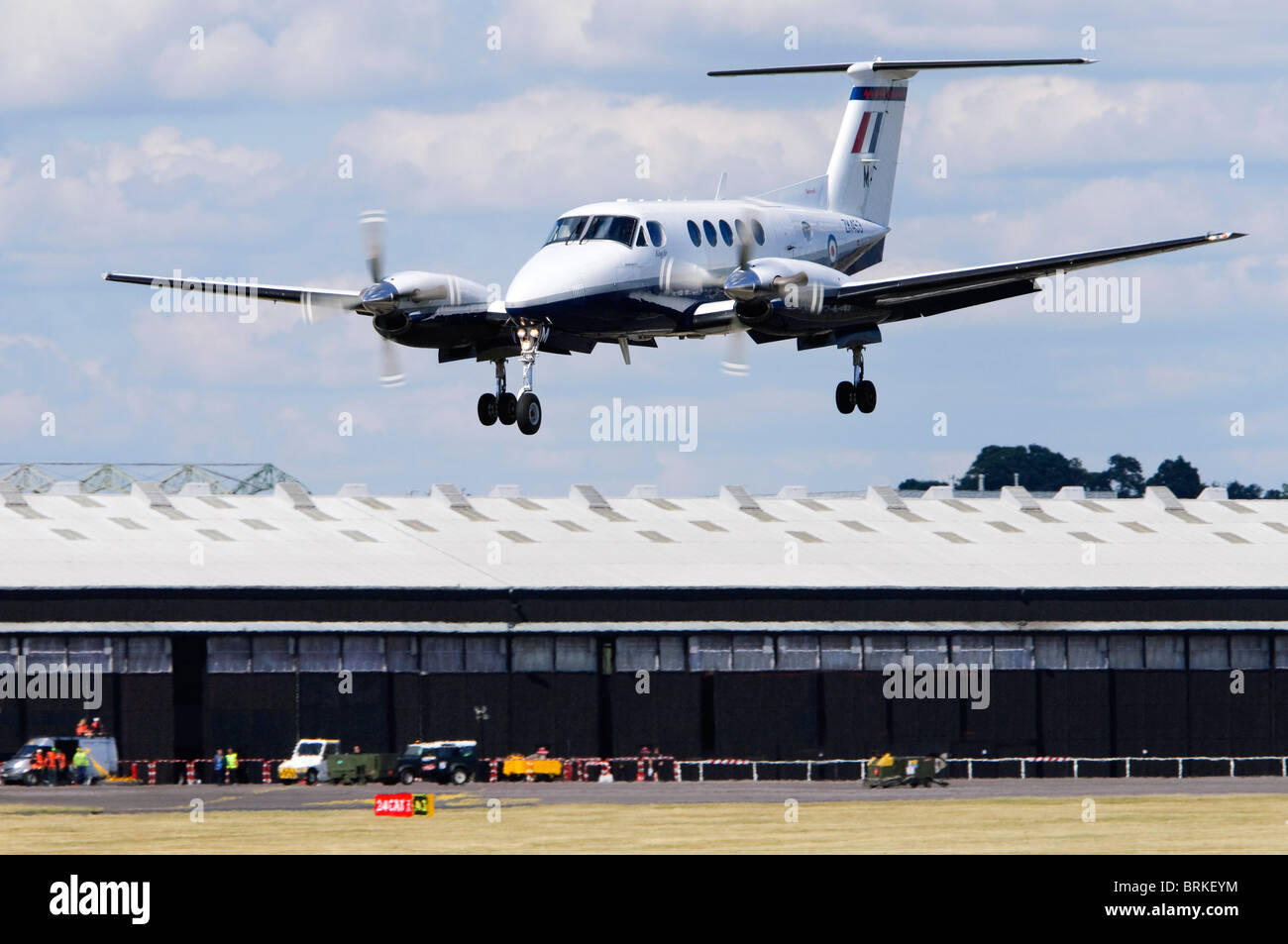 Raytheon Beechcraft/B200 King Air exploité par la RAF en approche pour l'atterrissage à Farnborough, Royaume-Uni. Banque D'Images