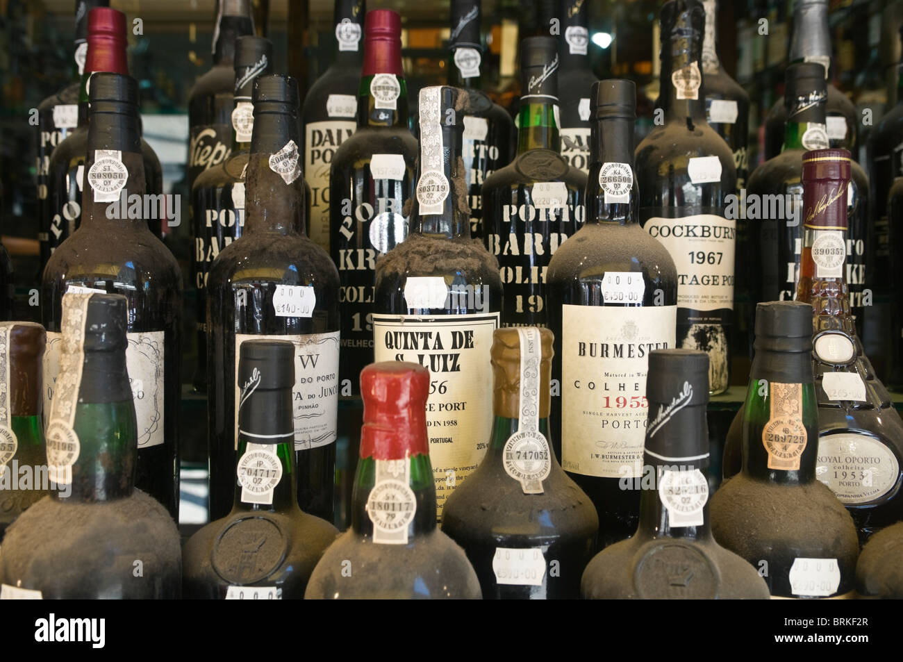 Bouteilles de Porto en vitrine Lisbonne Portugal Banque D'Images