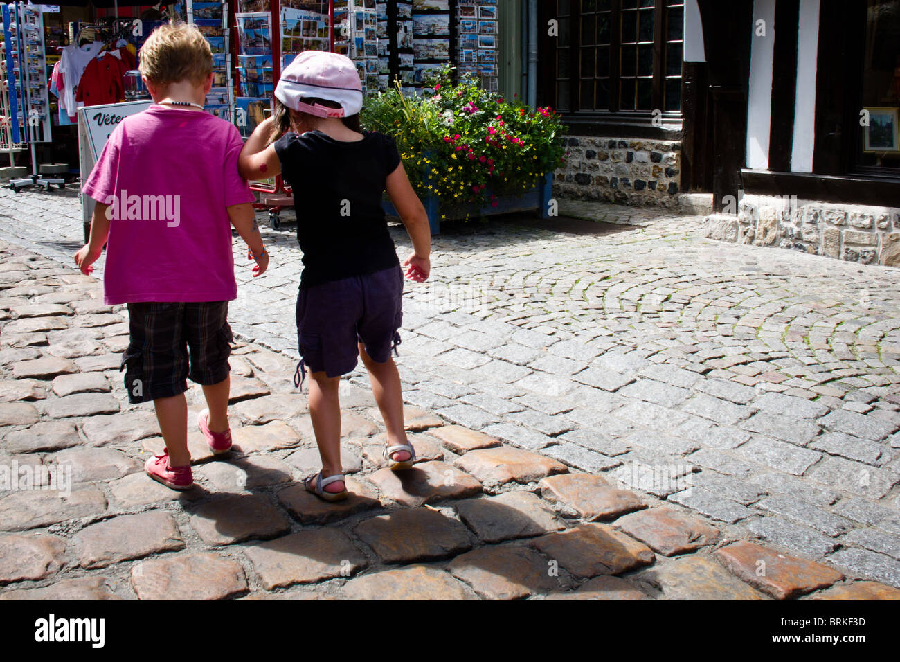 20 Aug 2010 Garçon et fille sur pavés, Honfleur, Normandie, France Banque D'Images