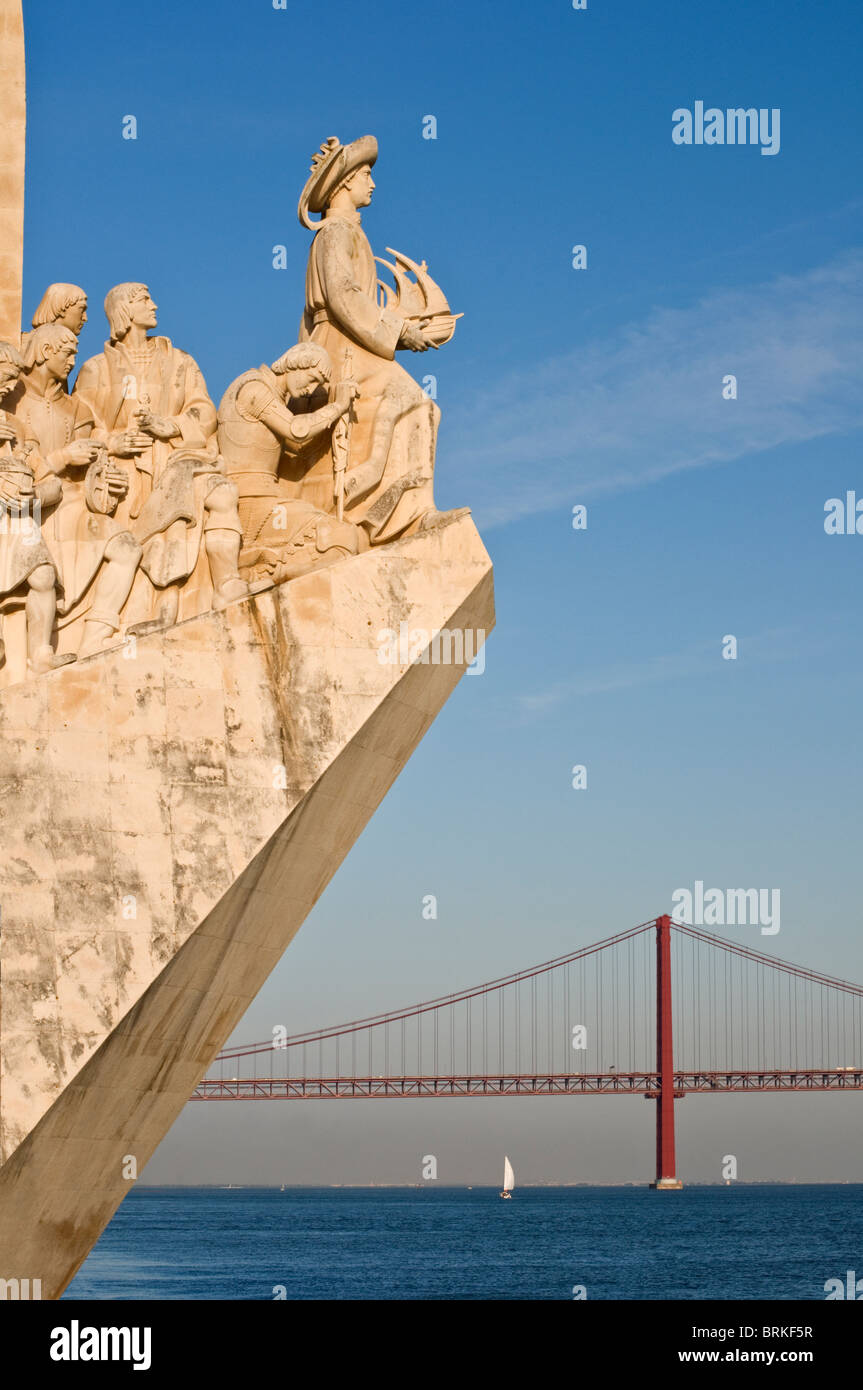 Monument des Découvertes et 25 avril Bridge Belem Lisbonne Portugal Banque D'Images