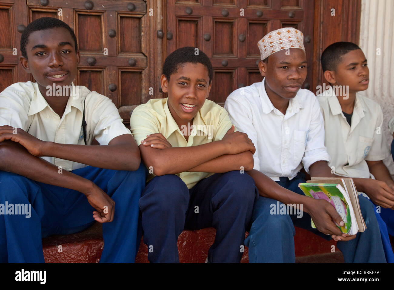 Zanzibar, Tanzanie. L'école secondaire de garçons adolescents à Stone Town. Banque D'Images