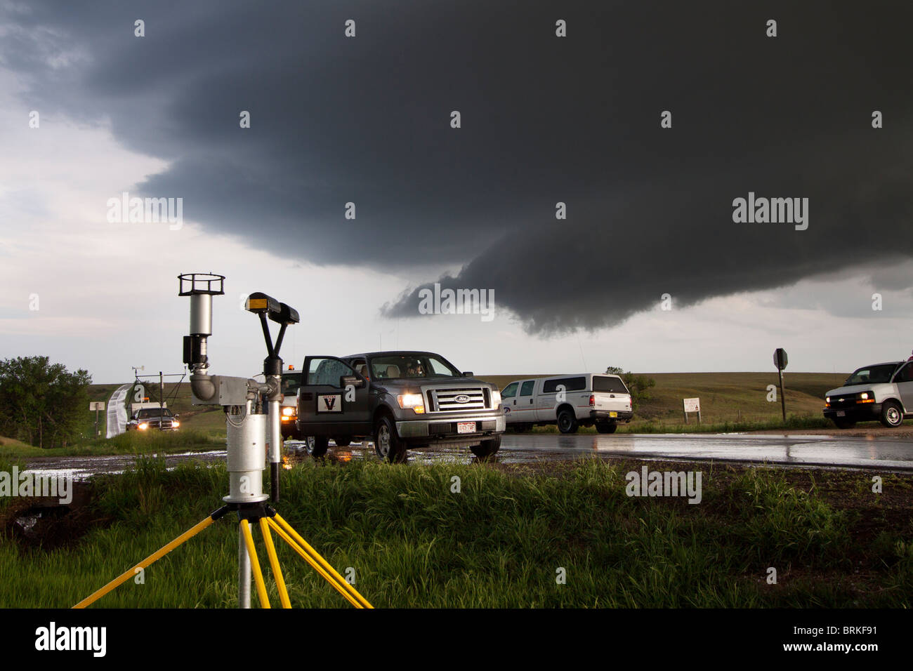 Projet Vortex 2 storm chasers stationné le long de la route dans le Kansas, le 23 mai 2010. Banque D'Images
