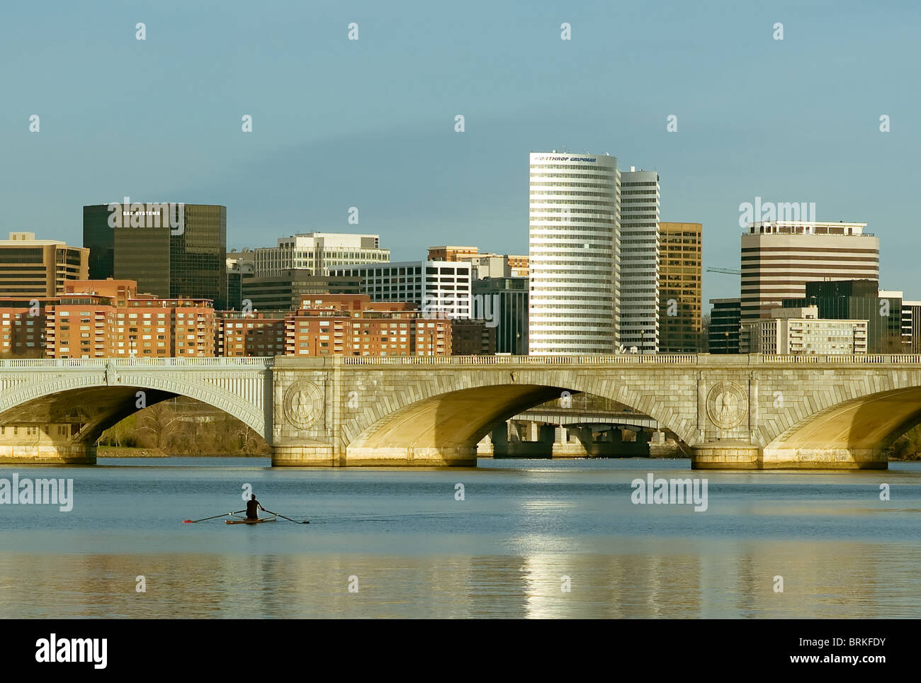Un seul rameur matin remonte la rivière Potomac, à partir de l'Arlington Memorial Bridge, avec des bâtiments de Arlington, VA dans l'arrière-plan. Banque D'Images