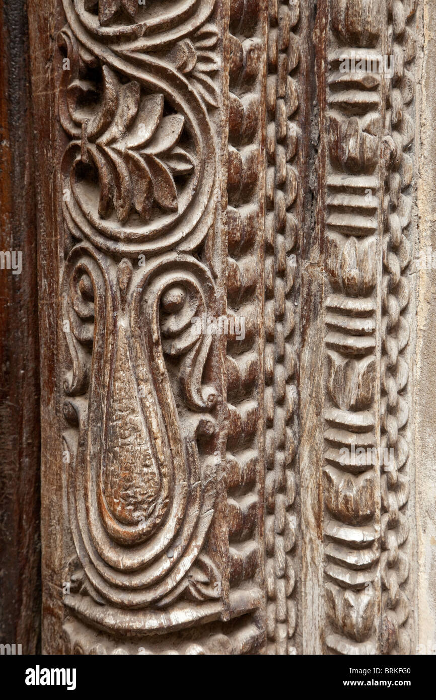 Zanzibar, Tanzanie. Encadrement de porte sculpté à Stone Town. Banque D'Images