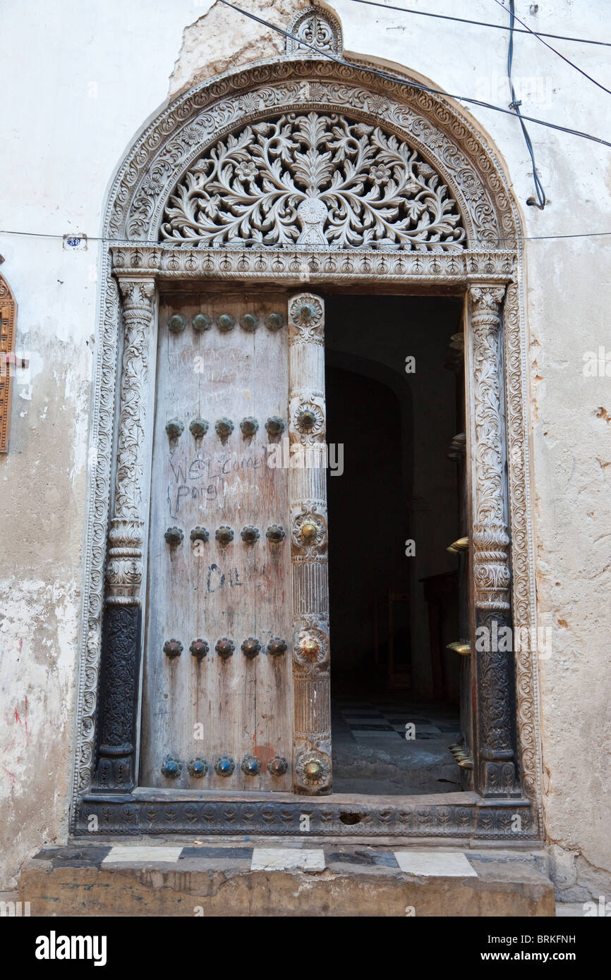 Zanzibar, Tanzanie. Porte de maison de Tippu Tip, Stone Town. La porte est sculptée dans le style de l'Asie du Sud, à sommet arrondi. Banque D'Images