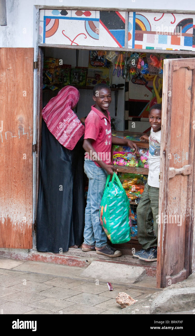 Zanzibar, Tanzanie. Une épicerie de quartier à Stone Town. Banque D'Images