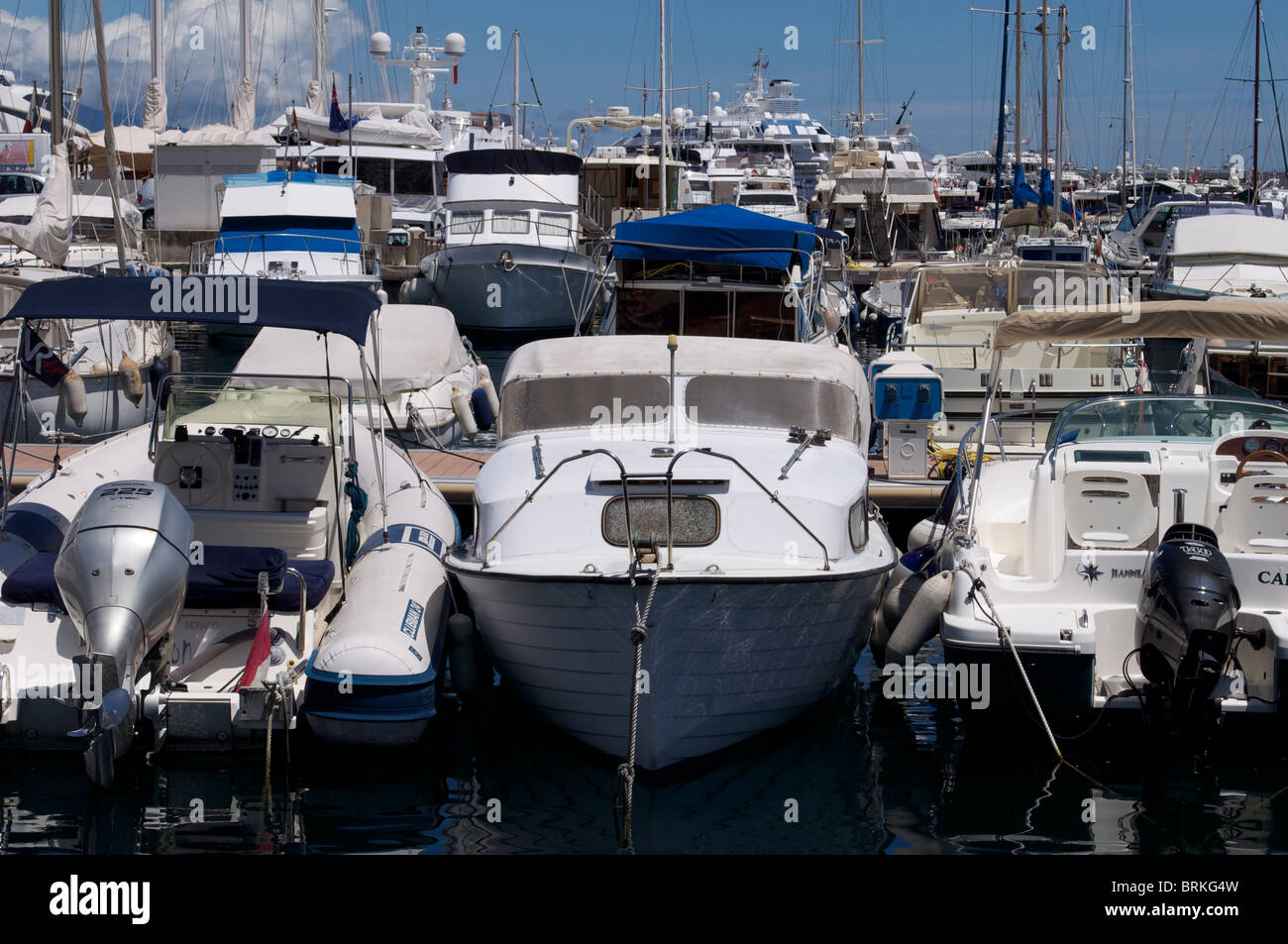 Une collection de yachts, bateaux de vitesse et sunseekers dans dock à Monte Carlo Le Port de Fontvieille Côte d'Azur Banque D'Images Une collection de yachts, bateaux de vitesse et sunseekers dans dock à Monte Carlo Le Port de Fontvieille Côte d'Azur Banque D'Images