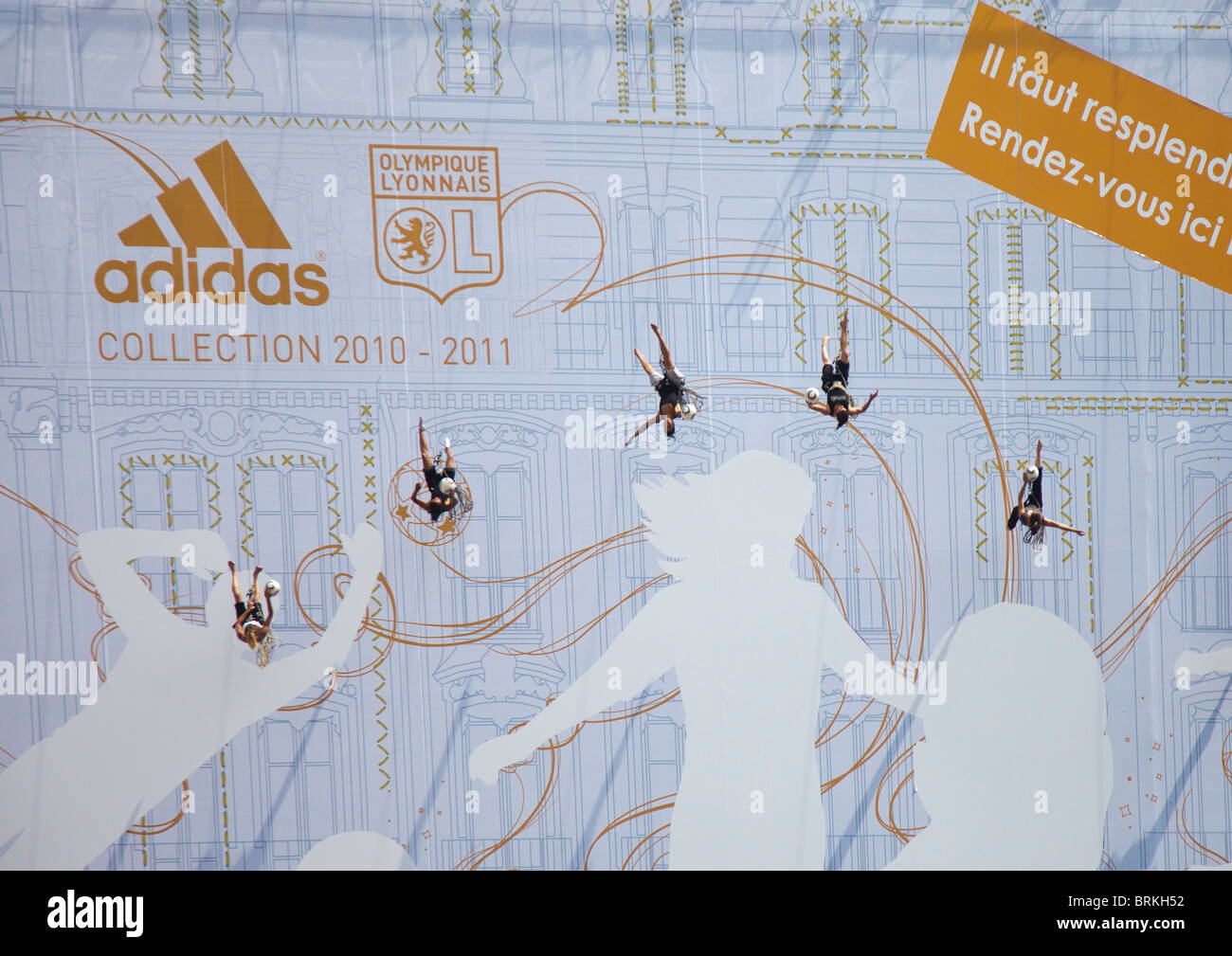 Acrobates effectuant un show à Lyon pour leur soumission olympique Banque D'Images