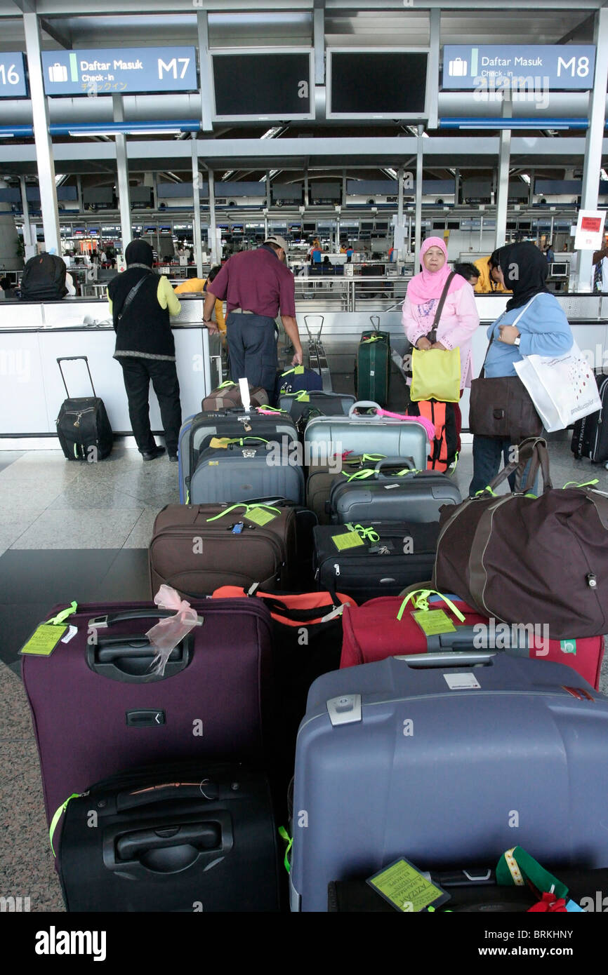 Au comptoir d'enregistrement des bagages à l'Aéroport International de  Kuala Lumpur en Malaisie Photo Stock - Alamy