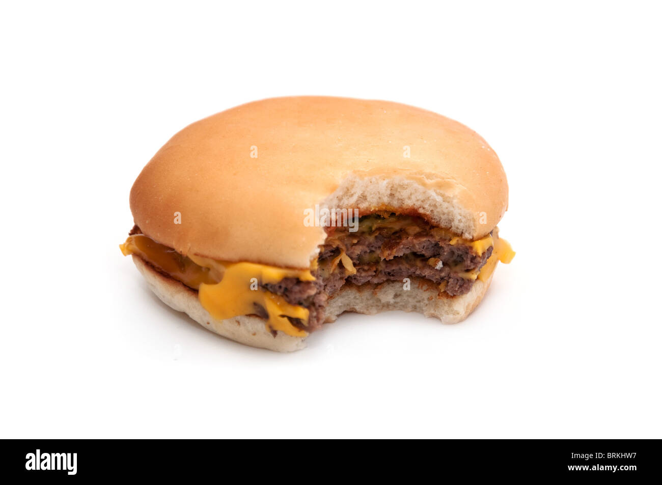 Un hamburger savoureux sur fond blanc. insalubres de la malbouffe. Banque D'Images