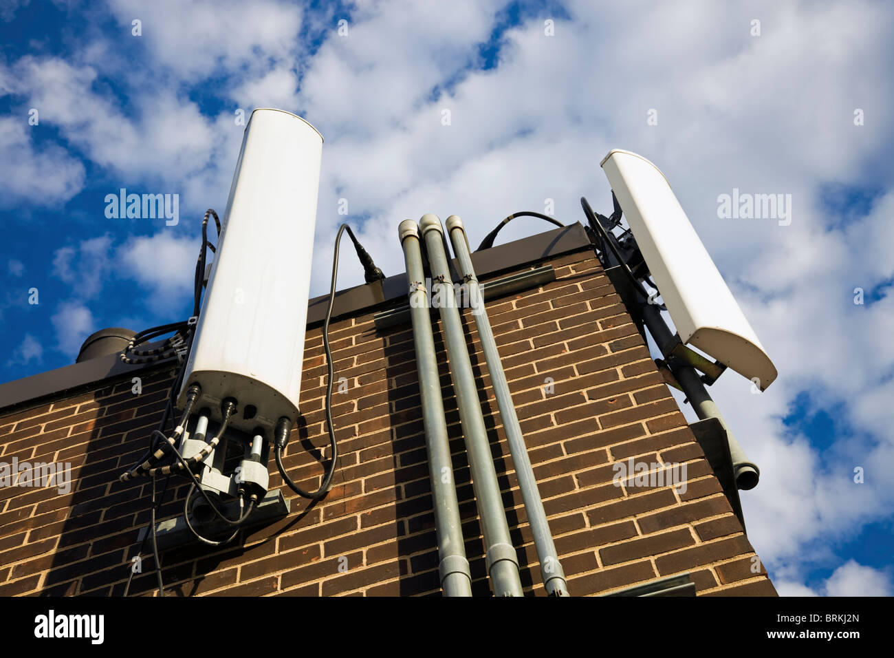 Des antennes cellulaires installées sur le toit de l'immeuble Banque D'Images