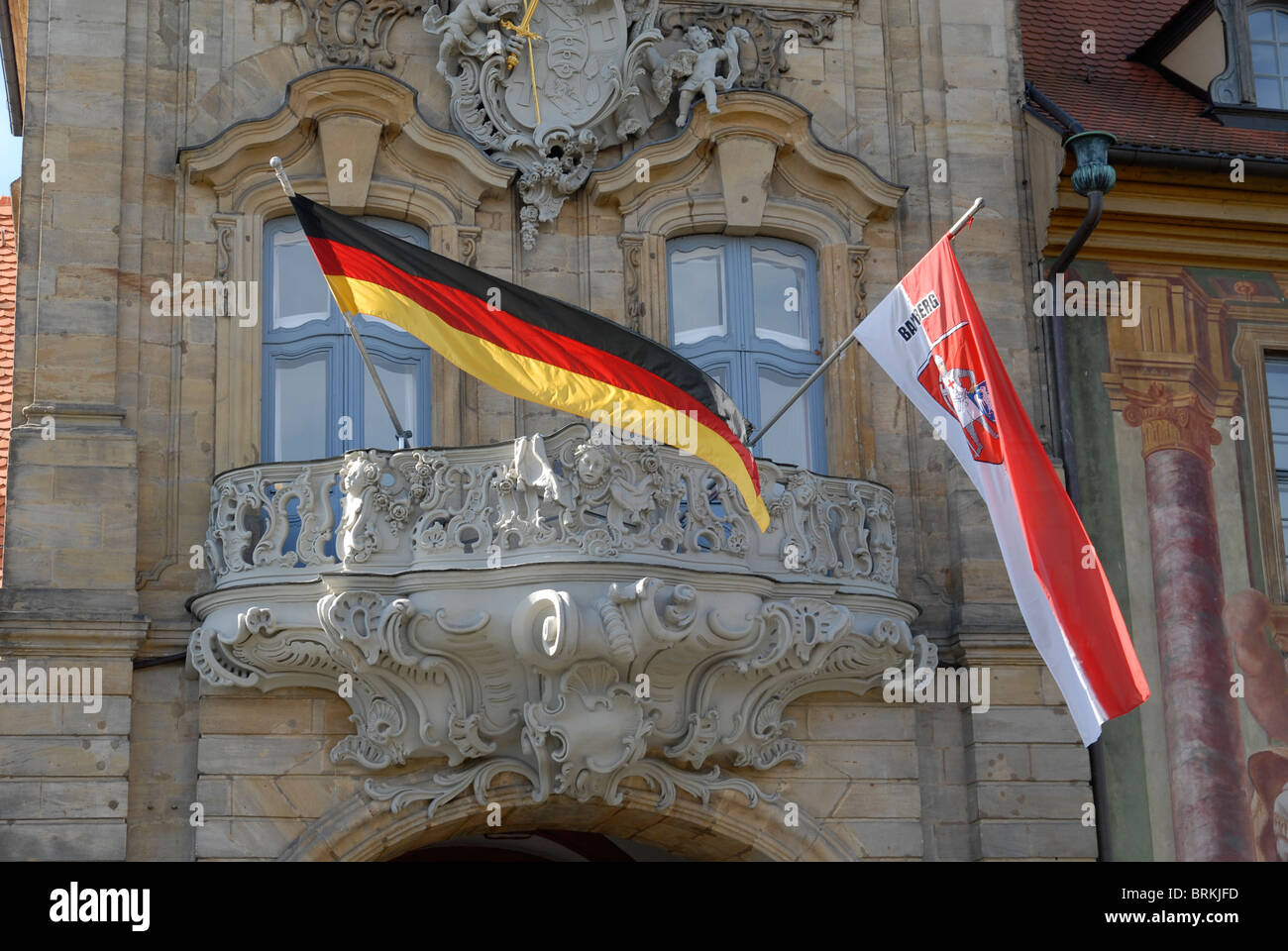 Les drapeaux de l'Allemagne et à l'hôtel de ville de Bamberg, Bamberg, Franconia, Allemagne sur une banque maison de vacances Banque D'Images