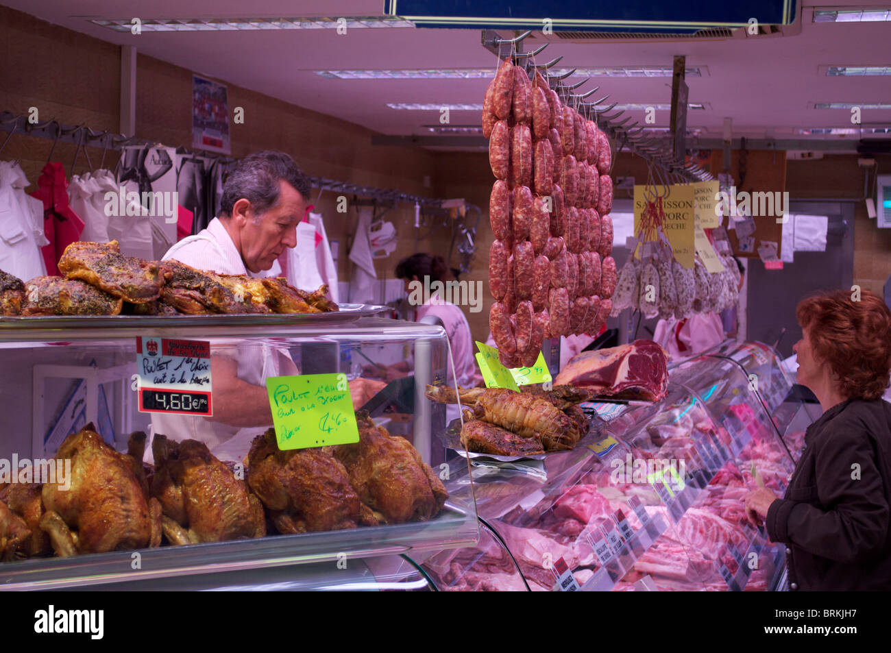 Une boucherie charcuterie ou dans la vieille ville de Nice, au sud de la France voir de saucisses locales et des viandes Banque D'Images