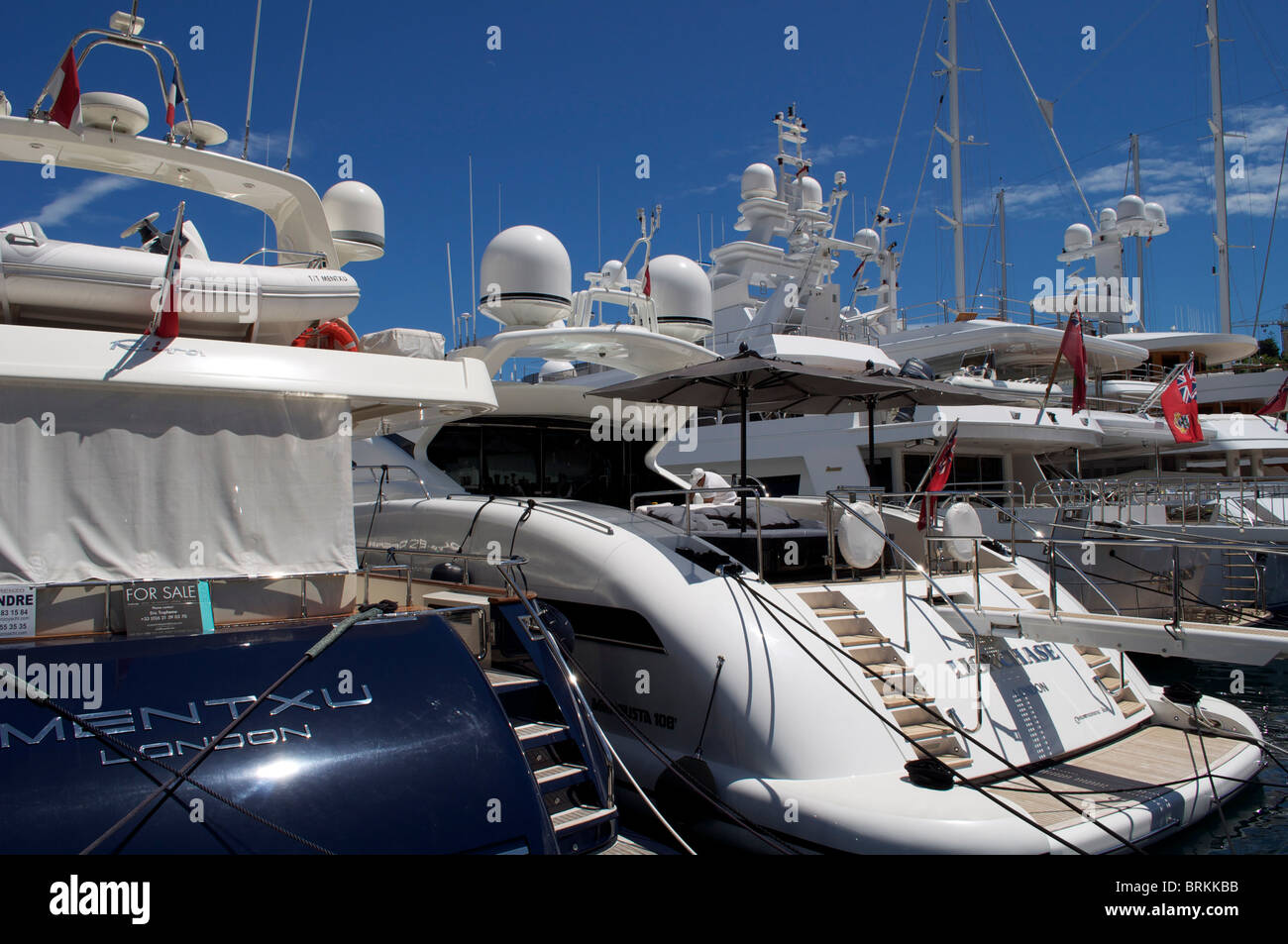 Bateaux amarrés dans le Port de Fontvieille Monte Carlo Côte d'Azur Banque D'Images