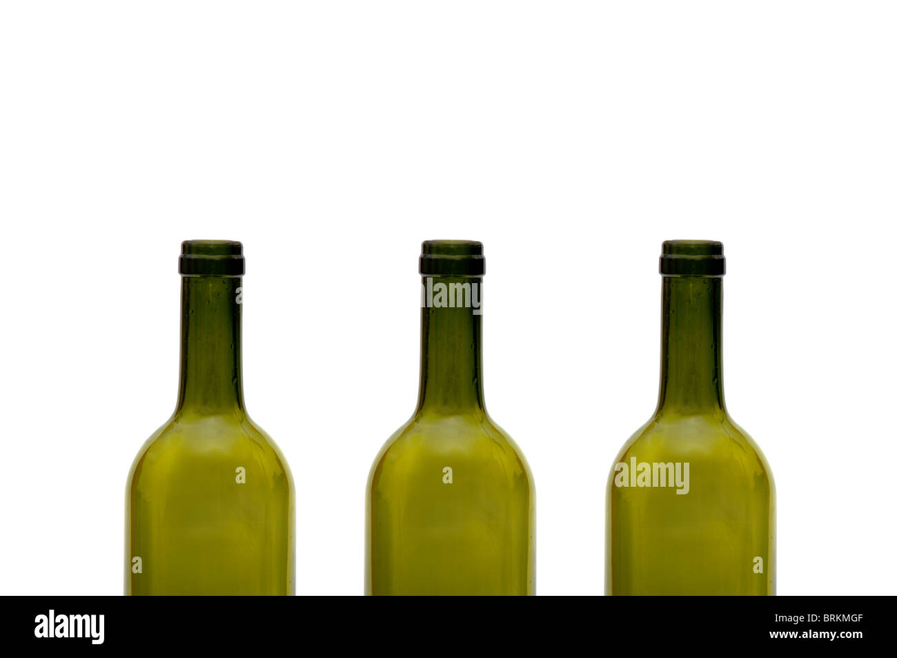 Verre vert, vide des bouteilles de vin, de l'image sur un fond blanc Banque D'Images