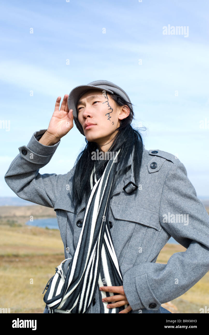 Hommes en manteau gris, rayé et chapeau noir et blanc écharpe. Les  remplages sur sa joue, c'est son nom dans l'ancienne Chinghis Mo Photo  Stock - Alamy