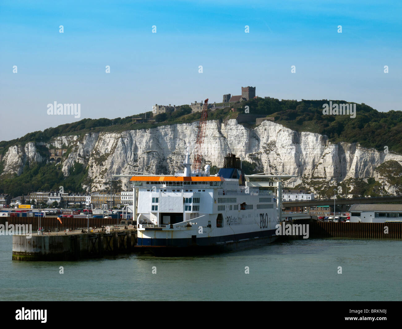 Le passager et l'orgueil de car-ferry d''Kent au Port de Douvres avec le château de Douvres au-dessus Banque D'Images